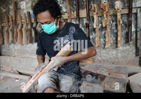 Il fucile aria industria nel villaggio di Pare, in Indonesia Foto Stock