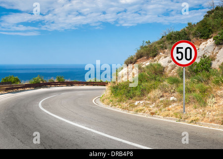 Round limite di velocità cartello stradale sul ciglio della strada Foto Stock