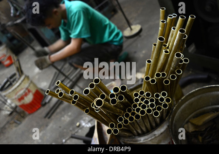 Il fucile aria industria nel villaggio di Pare, in Indonesia Foto Stock