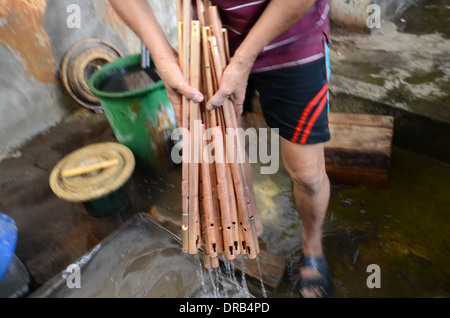 Il fucile aria industria nel villaggio di Pare, in Indonesia Foto Stock