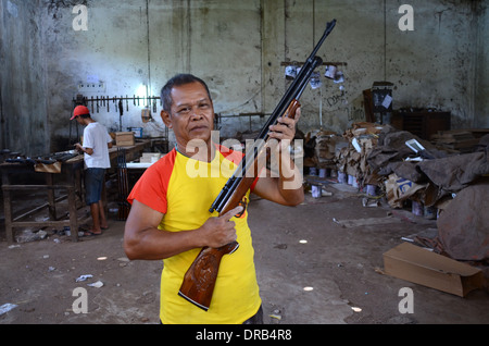 Il fucile aria industria nel villaggio di Pare, in Indonesia Foto Stock