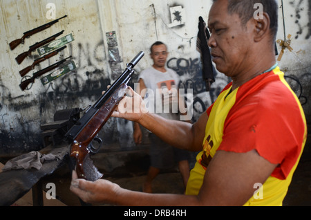 Il fucile aria industria nel villaggio di Pare, in Indonesia Foto Stock