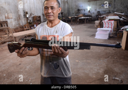 Il fucile aria industria nel villaggio di Pare, in Indonesia Foto Stock