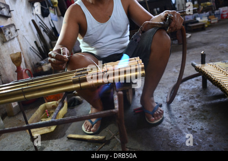 Il fucile aria industria nel villaggio di Pare, in Indonesia Foto Stock