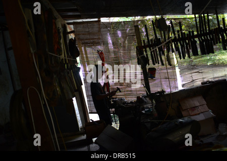 Il fucile aria industria nel villaggio di Pare, in Indonesia Foto Stock