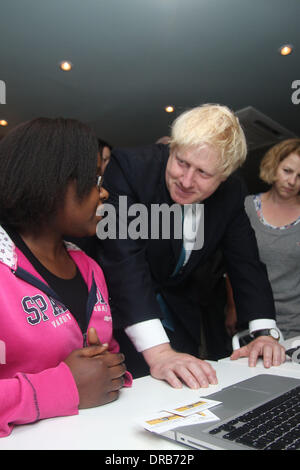 Il sindaco di Londra Boris Johnson incontra studente Fiona Namale sindaco di Londra Boris Johnson visite Tottenham per vedere i residenti degli sforzi compiuti per ricostruire la comunità quasi un anno dopo i tumulti di diffusa in Gran Bretagna in agosto 2011 Tottenham, Londra - 06.07.12 Foto Stock