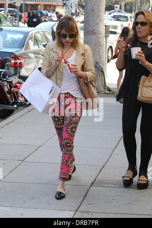 Emma Roberts e sua madre Kelly Cunningham godendo di gelato mentre fuori e circa di Beverly Hills, la California - 06.07.12 Foto Stock