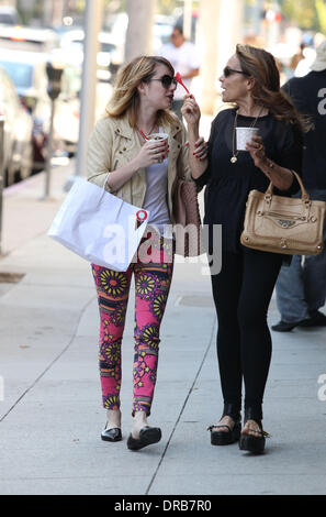 Emma Roberts e sua madre Kelly Cunningham godendo di gelato mentre fuori e circa di Beverly Hills, la California - 06.07.12 Foto Stock