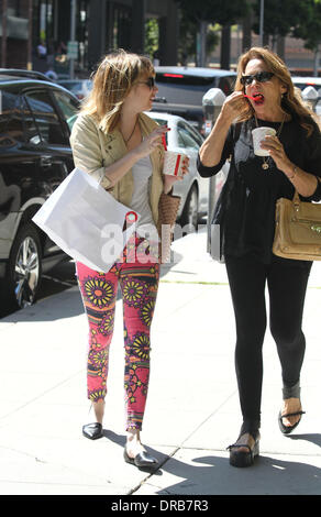 Emma Roberts e sua madre Kelly Cunningham godendo di gelato mentre fuori e circa di Beverly Hills, la California - 06.07.12 Foto Stock