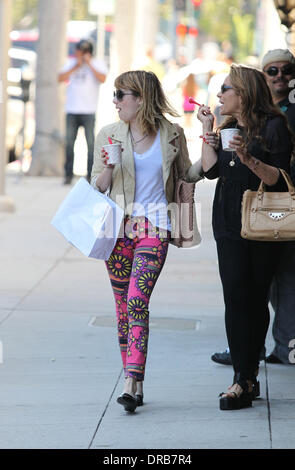 Emma Roberts e sua madre Kelly Cunningham godendo di gelato mentre fuori e circa di Beverly Hills, la California - 06.07.12 Foto Stock