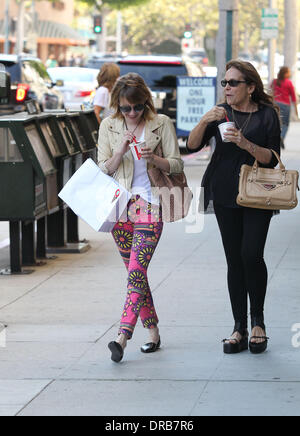 Emma Roberts e sua madre Kelly Cunningham godendo di gelato mentre fuori e circa di Beverly Hills, la California - 06.07.12 Foto Stock