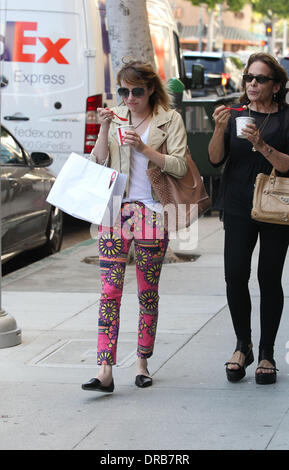 Emma Roberts e sua madre Kelly Cunningham godendo di gelato mentre fuori e circa di Beverly Hills, la California - 06.07.12 Foto Stock