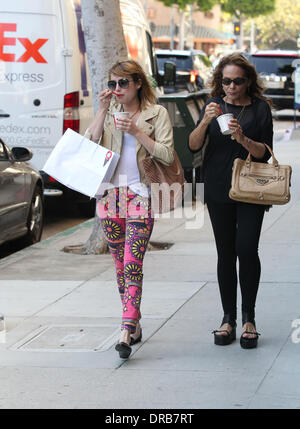 Emma Roberts e sua madre Kelly Cunningham godendo di gelato mentre fuori e circa di Beverly Hills, la California - 06.07.12 Foto Stock