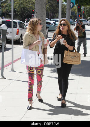 Emma Roberts e sua madre Kelly Cunningham godendo di gelato mentre fuori e circa di Beverly Hills, la California - 06.07.12 Foto Stock