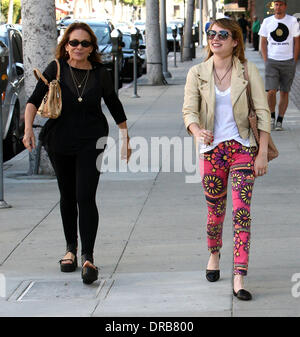 Emma Roberts e sua madre Kelly Cunningham fuori e circa in Beverly Hills Los Angeles, California - 06.07.12 Foto Stock