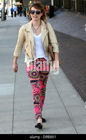 Emma Roberts e sua madre Kelly Cunningham fuori e circa in Beverly Hills Los Angeles, California - 06.07.12 Foto Stock