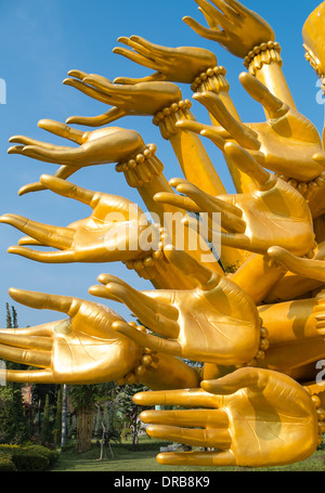 Statua dorata di buddha, Kanchanaburi Thailandia Foto Stock