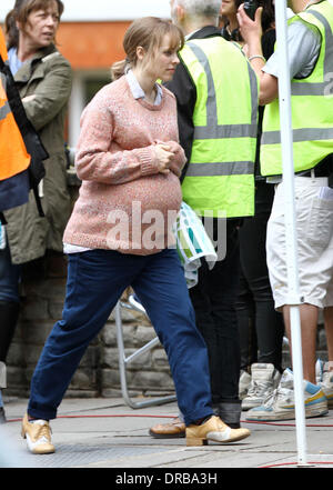 Rachel McAdams sul set di 'tempo', sulla posizione a Londra. Rachel McAdams riproduce Maria incinta e Domhnall Gleeson è fuso come tempo-viaggiatore Tim nel nuovo Richard Curtis film. Londra, Inghilterra - 08.07.12 Foto Stock