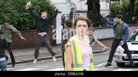 Domhnall Gleeson sul set di 'tempo', sulla posizione a Londra. Rachel McAdams riproduce Maria incinta e Domhnall Gleeson è fuso come tempo-viaggiatore Tim nel nuovo Richard Curtis film. Londra, Inghilterra - 08.07.12 Foto Stock