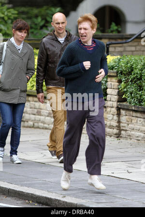 Domhnall Gleeson sul set di 'tempo', sulla posizione a Londra. Rachel McAdams riproduce Maria incinta e Domhnall Gleeson è fuso come tempo-viaggiatore Tim nel nuovo Richard Curtis film. Londra, Inghilterra - 08.07.12 Foto Stock