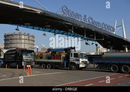 Pohang, Corea del Sud. Xxi marzo, 2013. I carrelli sono visto lasciare il grande sud coreano POSCO (Pohang Ferro e acciaio azienda) impianto di produzione di acciaio, uno dei più grandi produttori di acciaio in tutto il mondo, in Pohang, Corea del Sud, 21 marzo 2013. POSCO è considerata la quarta più grande produttore di acciaio in tutto il mondo. © dpa/Alamy Live News Foto Stock