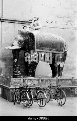 Biciclette e l'elefante, Junagadh Fort Bikaner, Rajasthan, India, 1984 Foto Stock