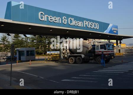 Pohang, Corea del Sud. Xxi marzo, 2013. I carrelli sono visto lasciare il grande sud coreano POSCO (Pohang Ferro e acciaio azienda) impianto di produzione di acciaio, uno dei più grandi produttori di acciaio in tutto il mondo, in Pohang, Corea del Sud, 21 marzo 2013. POSCO è considerata la quarta più grande produttore di acciaio in tutto il mondo. © dpa/Alamy Live News Foto Stock