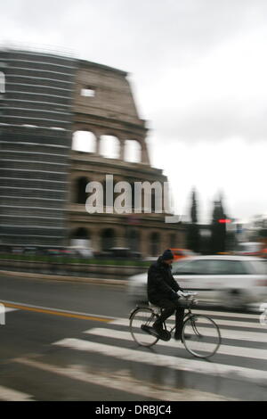 Roma Italia 22 Jan 2014 Heavy Rain dal Colosseo a Roma Italia Credito: Gari Wyn Williams/Alamy Live News Foto Stock