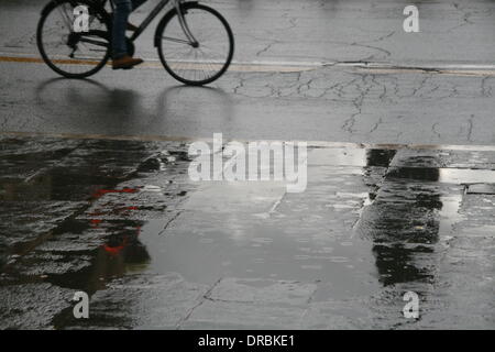 Roma Italia 22 Jan 2014 Heavy Rain dal Colosseo a Roma Italia Credito: Gari Wyn Williams/Alamy Live News Foto Stock