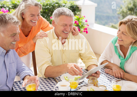 Coppie di anziani con tavoletta digitale Foto Stock