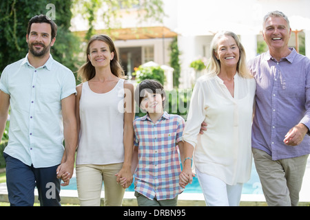 Famiglia camminare insieme all'aperto Foto Stock