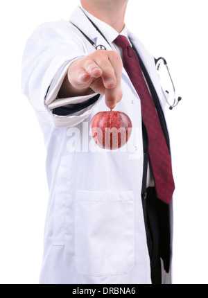 Un medico di consegnare un rosso Apple consiglia di mangiare sano Foto Stock
