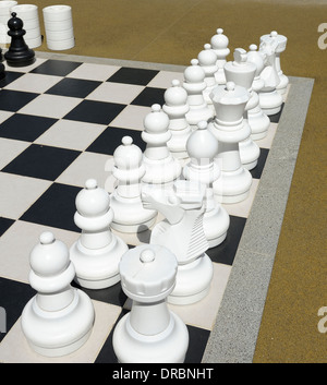 Scacchi Giganti - Giant Chess impostato in un hotel area di gioco Foto Stock