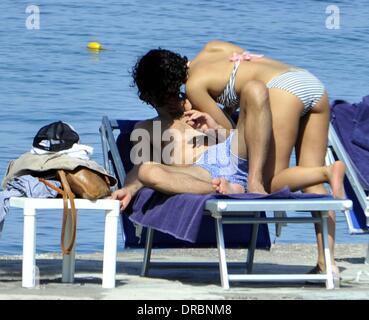 Dominic Cooper e la sua fidanzata Ruth Negga kissing, prendere il sole e godere di una vacanza in Ischia Ischia, Italia - 11.07.12 Foto Stock