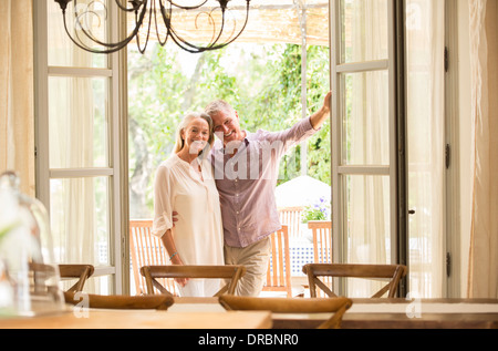 Coppia sorridente in porta Foto Stock