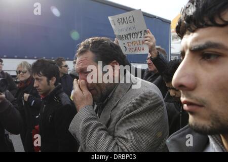 Pireo, Grecia. 23 gen 2014. Siro rifugiati sopravvissuti arrivano nel porto del Pireo. Il pranzo barca da pesca erano in capovolto nel buio mentre viene trainato da una guardia costiera greca recipiente che è stato spingendoli torna alla costa turca. Dodici persone sono scomparse tra cui i bambini. Credito: Aristidis Vafeiadakis/ZUMAPRESS.com/Alamy Live News Foto Stock