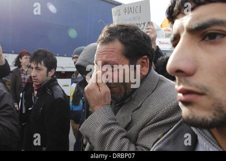 Pireo, Grecia. 23 gen 2014. Siro rifugiati sopravvissuti arrivano nel porto del Pireo. Il pranzo barca da pesca erano in capovolto nel buio mentre viene trainato da una guardia costiera greca recipiente che è stato spingendoli torna alla costa turca. Dodici persone sono scomparse tra cui i bambini. Credito: Aristidis Vafeiadakis/ZUMAPRESS.com/Alamy Live News Foto Stock