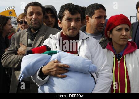 Pireo, Grecia. 23 gen 2014. Siro rifugiati sopravvissuti arrivano nel porto del Pireo. Il pranzo barca da pesca erano in capovolto nel buio mentre viene trainato da una guardia costiera greca recipiente che è stato spingendoli torna alla costa turca. Dodici persone sono scomparse tra cui i bambini. Credito: Aristidis Vafeiadakis/ZUMAPRESS.com/Alamy Live News Foto Stock