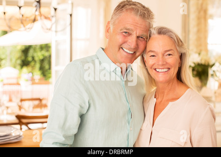 Anziana coppia sorridente in ambienti interni Foto Stock