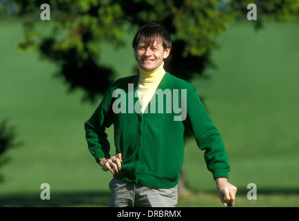 Alex uragano Higgins gioca a golf dopo l'Ambasciata World Snooker Torneo, Crucible Theatre Sheffield nei primi anni ottanta Foto Stock