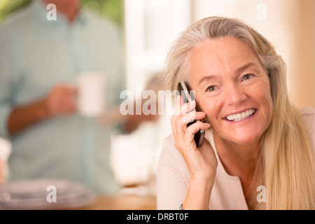 Senior donna parlando al cellulare Foto Stock