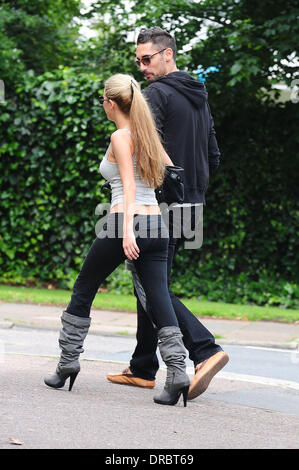 Made In Chelsea stelle Hugo Taylor e Natalie Joel fuori e circa in Primrose Hill Londra Inghilterra - 12.07.12 Foto Stock