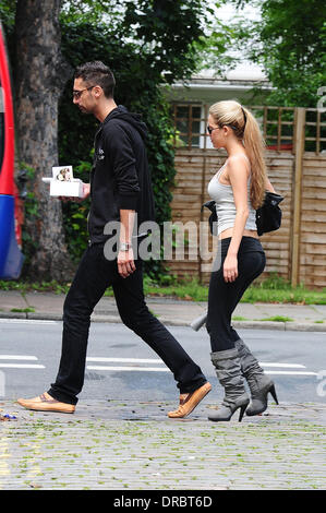 Made In Chelsea stelle Hugo Taylor e Natalie Joel fuori e circa in Primrose Hill Londra Inghilterra - 12.07.12 Foto Stock