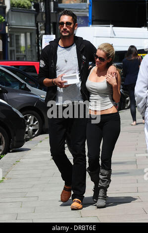 Made In Chelsea stelle Hugo Taylor e Natalie Joel fuori e circa in Primrose Hill Londra Inghilterra - 12.07.12 Foto Stock