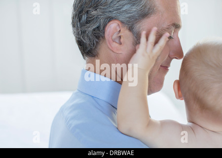 Padre tenendo il bambino nella stanza da bagno Foto Stock