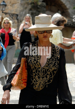 Catherine Zeta Jones, è un'attrice britannica si sposò con Michael Douglas. Vacanze a Valldemossa, Mallorca. Luglio 2009. Foto Stock