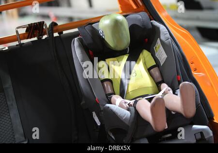 Landsberg am Lech, Germania. Il 22 gennaio, 2014. Un bambini dimensioni crash test manichino è collocato in un seggiolino per auto per bambino all'impianto di prova di tedesco automobile association ADAC di Landsberg am Lech, Germania, 22 gennaio 2014. Foto: Karl-Josef Hildenbrand/dpa/Alamy Live News Foto Stock