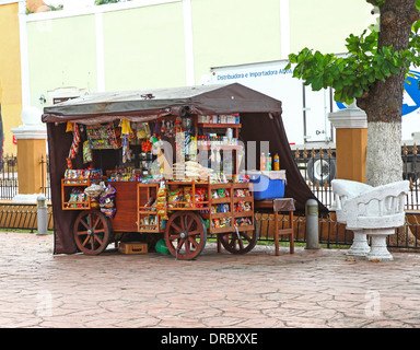 Un mobile snack fornitore su un carrello a ruote o di un carro nel parco a Valladolid Messico Foto Stock