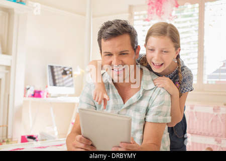 Padre e figlia con tavoletta digitale Foto Stock