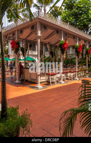 Il Courtyard, il Raffles Hotel, Singapore decorato con poinsettia pronto per Natale. Foto Stock